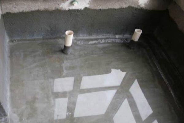 卫生间背水面的墙体有渗水现象,如何解决?
